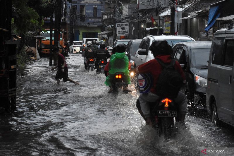 1 Ruas Jalan Di Jaktim Terendam Banjir MerahPutih