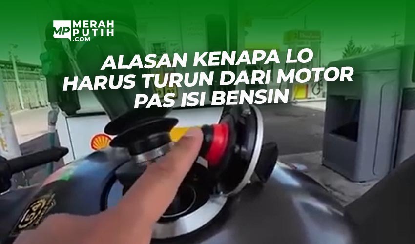 Alasan Kenapa Lo Harus Turun Dari Motor Pas Isi Bensin Merahputih