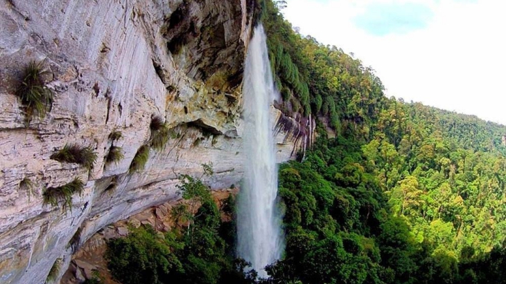 5 Air Terjun Tertinggi Di Indonesia MerahPutih