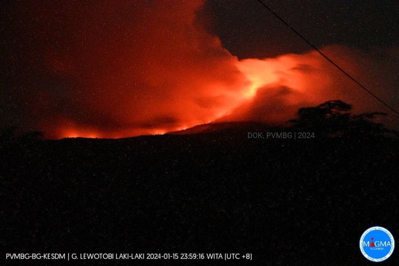 Gunung Lewotobi Laki Laki Luncuran Aliran Lava Pijar Sejauh Meter