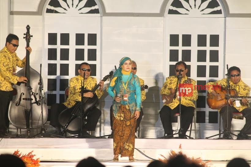 http://server10.merahpoetih.com/gallery/public/2016/05/17/HoTEi8OGIN1463459208.jpg