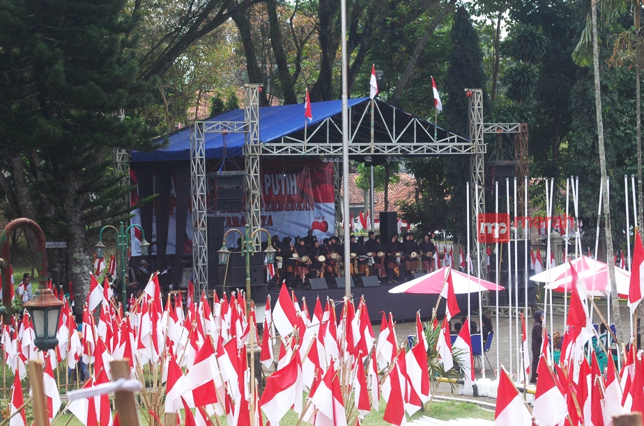 http://server8.merahpoetih.com/gallery/public/2016/08/17/cXA5Yduy6o1471419124.JPG