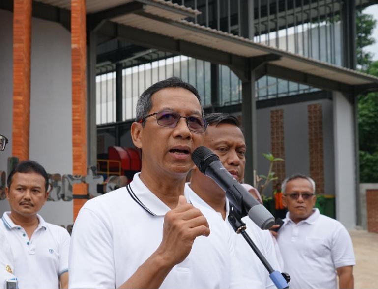 Pj Heru Imbau Peserta Pemilu Bereskan Sampah APK di Jakarta