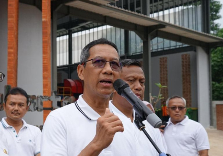 Pj Heru Imbau Peserta Pemilu Bereskan Sampah APK di Jakarta