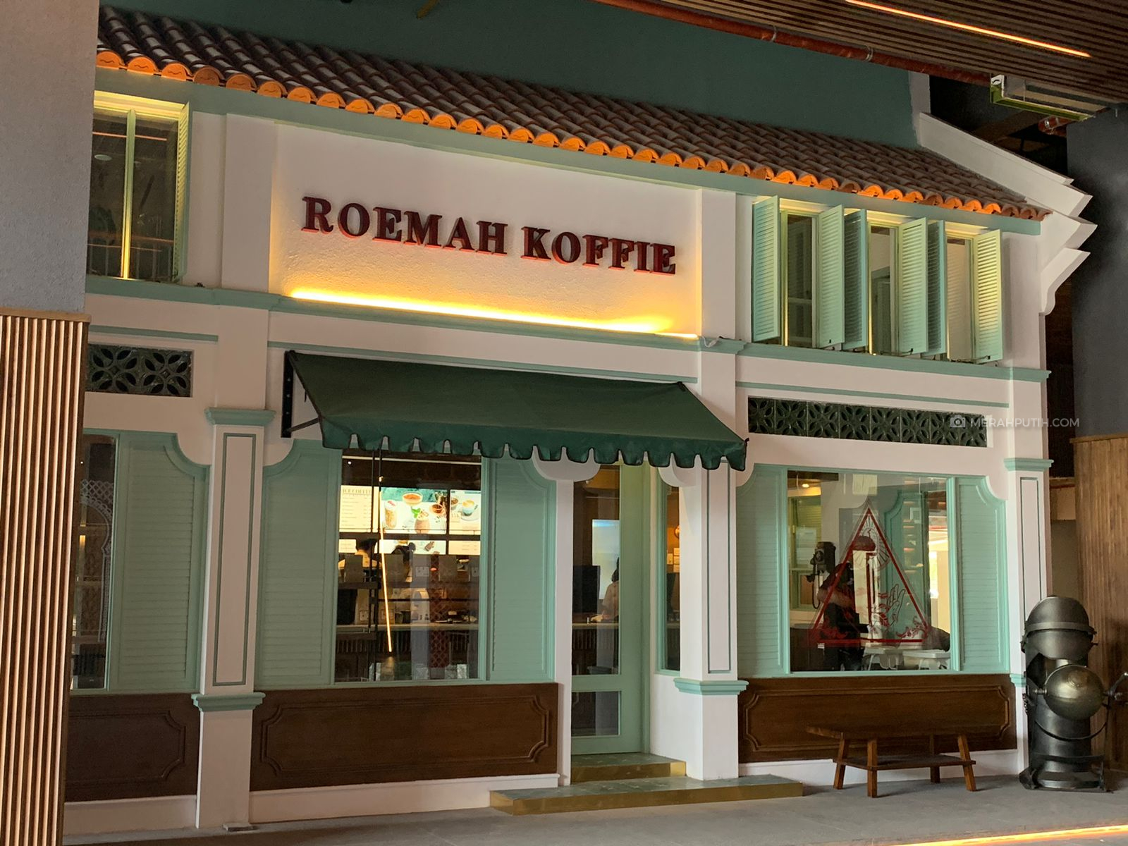 Menikmati Kafe Estetik Berarsitektur Kolonial di Gading Serpong