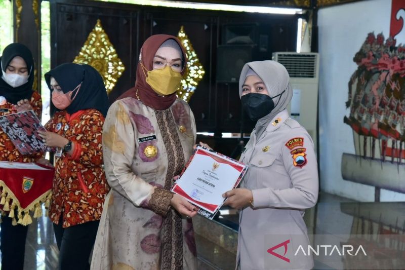 Diduga Peras Anak Buahnya, Ini Fakta Penting OTT Bupati Sukoharjo Etik Suryani