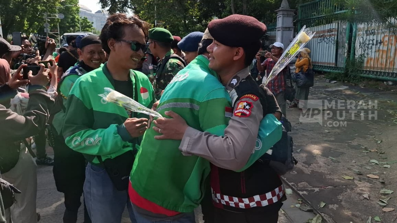 Aksi damai ojol bagikan bunga mawar untuk polisi dan tni