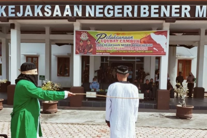 Pasangan Mesum Aceh Dihukum Cambuk, Vonis Pemilik Penginapan Lebih Parah