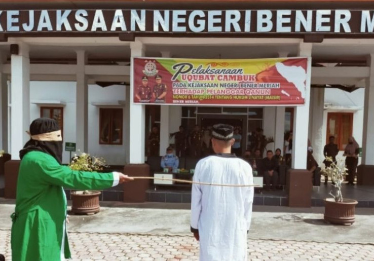 Pasangan Mesum Aceh Dihukum Cambuk, Vonis Pemilik Penginapan Lebih Parah