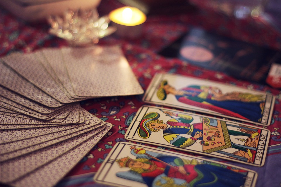 Mengenal Arti Kartu Tarot, 4 Gambar ini Pertanda Hubunganmu Sedang Baik 