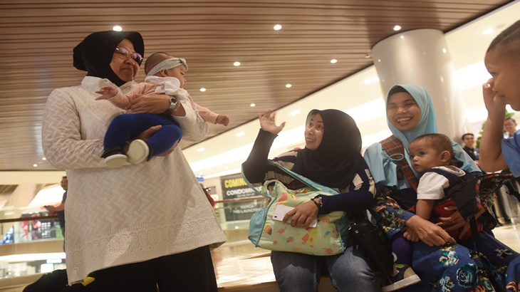 Wali Kota Risma menggendong anak kecil di Mall 