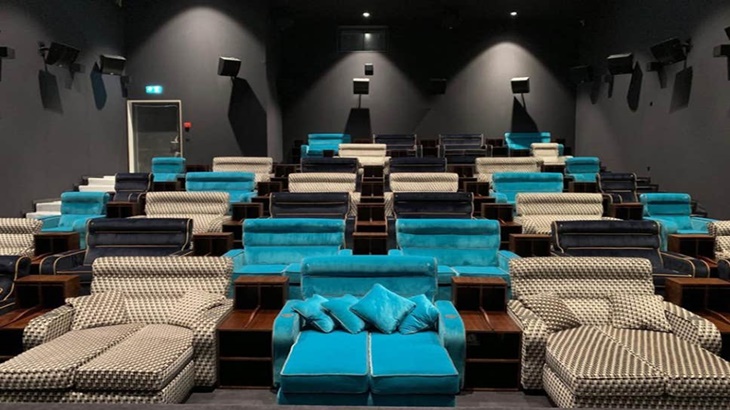 Teater ini Menawarkan Pengalaman Menonton Film di Tempat Tidur