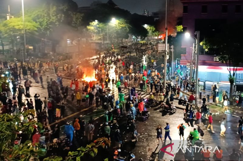 Sampai Jumat Dini Hari, Massa Kepung Markas Brimob Kwitang Imbas Pengemudi Ojol Tewas Terlindas Mobil Taktis
