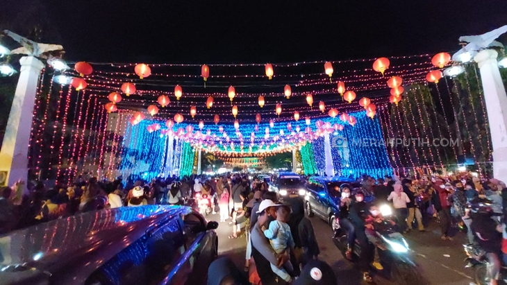 1.000 Lampion Imlek Dinyalakan, Warga Solo Tumpah Ruah