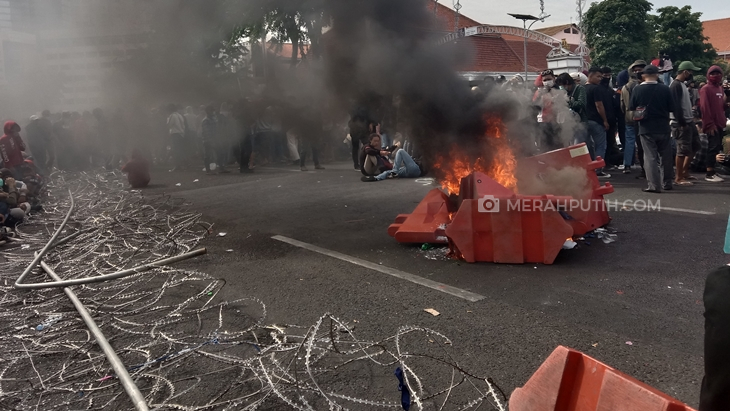 Demonstrasi menolak UU Cipta Kerja di depan Gedung Negara Grahadi, Surabaya. (Foto: MP/Budi Lentera)