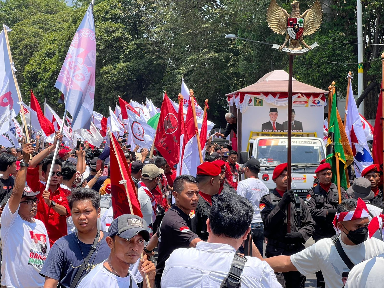 Lautan Manusia Antar Ganjar-Mahfud MD Mendaftar ke KPU