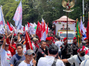 Lautan Manusia Antar Ganjar-Mahfud MD Mendaftar ke KPU