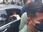 Jokowi dan Ethes Bagi-bagi Amplop Rp 250 Ribu ke Pedagang Pasar 