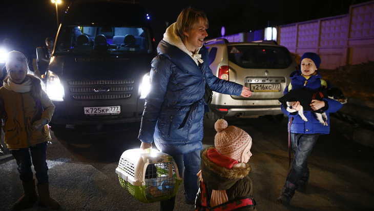 Anggota keluarga diplomat Rusia yang diusir dari kedutaan di London menuju sebuah minibus, keluar dari bandara Vnukovo di Moskow, Rusia, Selasa (20/3). (ANTARA FOTO/REUTERS/Maxim Shemetov)
