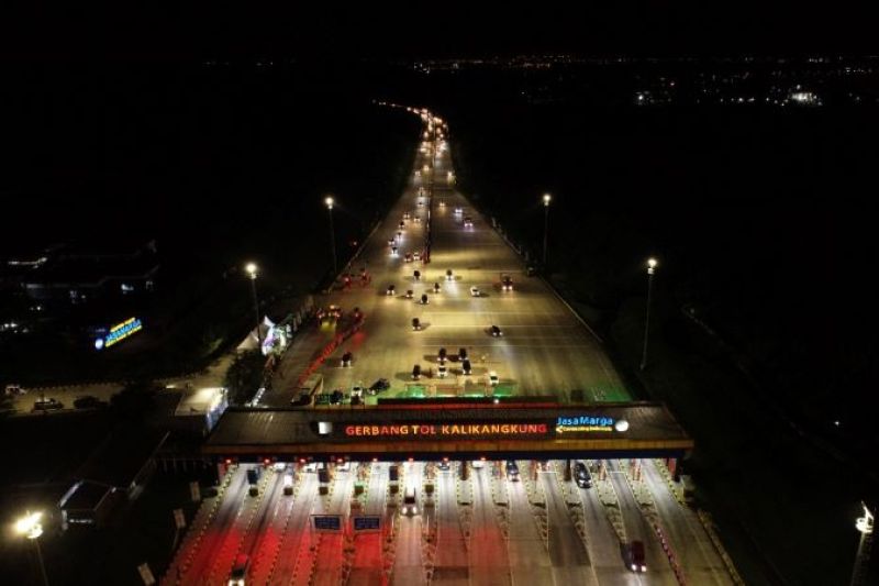 Suasana arus lalu lintas di Gerbang Tol Kalikangkung Jalan Tol Batang-Semarang. ANTARA/HO-Jasa Marga