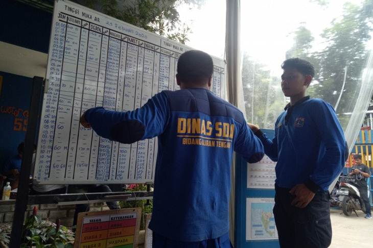 Petugas dinas SDA memperbarui data di Pos Pantau Pintu Air Manggarai, Selasa (25/2/2020). (ANTARA/ Livia Kristianti)