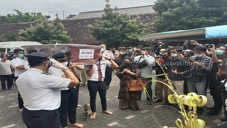 Jenazah Co-pilot Sriwijaya Air Fadly Satrianto Dimakamkan di Keputih Surabaya