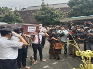 Jenazah Co-pilot Sriwijaya Air Fadly Satrianto Dimakamkan di Keputih Surabaya