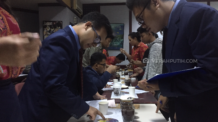 'Sesi Coffee Cupping' di STP Trisakti: Belajar Membedakan 3 Kopi Lokal!