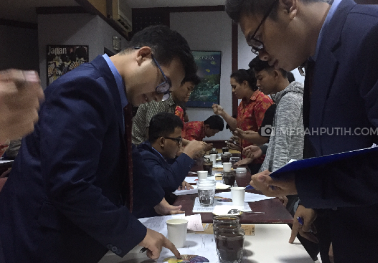 'Sesi Coffee Cupping' di STP Trisakti: Belajar Membedakan 3 Kopi Lokal!