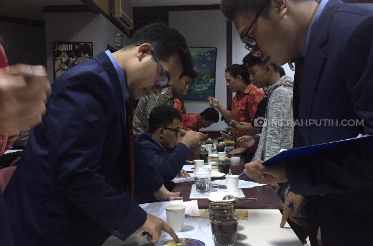 'Sesi Coffee Cupping' di STP Trisakti: Belajar Membedakan 3 Kopi Lokal!
