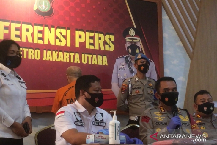 Kapolres Metro Jakarta Utara Kombes Pol Guruh Arif Darmawan (kedua kanan) didampingi Wakapolres Metro Jakarta Utara AKBP Nasriadi (kanan) dan Kanit Reskrim Polres Metro Jakarta Utara AKBP Dwi Prasetyo (kedua kiri) saat konferensi pers penangkapan tersangka pelecehan seksual terhadap siswa sebuah Yayasan Pendidikan di Jakarta Utara pada Rabu (9/6/2021). (ANTARA/Abdu Faisal)