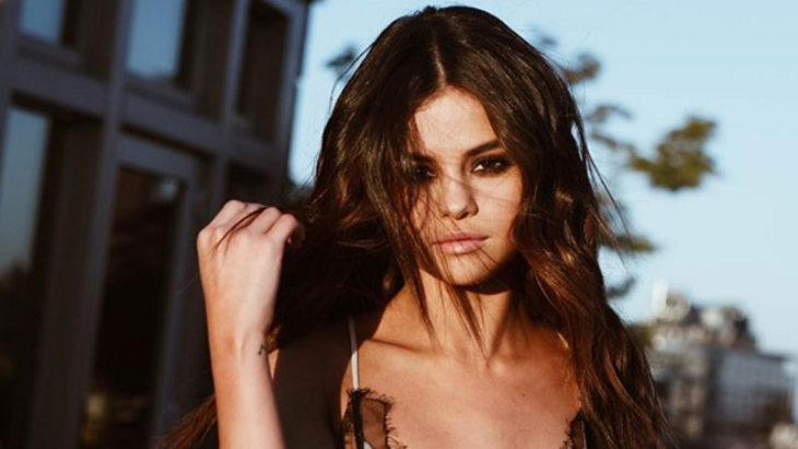 Selena Dikabarkan Bubar, Begini Respons Ibu Selena Gomez