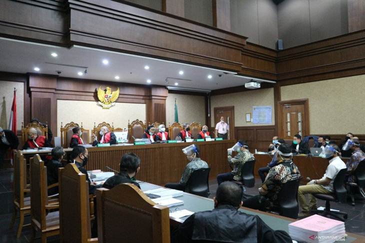 Tujuh orang hakim memimpin sidang pembacaan dakwaan perkara dugaan korupsi pengelolaan dana dan penggunaan dana investasi pada PT Asuransi Jiwasraya (Persero) untuk enam orang terdakwa, di Pengadilan Tindak Pidana Korupsi (Tipikor) Jakarta pada Rabu (3/6/2020). (ANTARA/Desca Lidya Natalia)