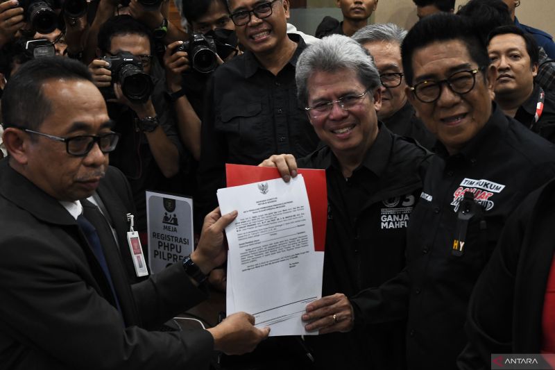 Deputi Hukum Tim Pemenangan Nasional (TPN) Ganjar-Mahfud MD, Todung Mulya Lubis (kedua kanan) didampingi Henry Yosodiningrat (kanan), saat mengajukan pendaftaran gugatan Perselisihan Hasil Pemilihan Umum (PHPU) Presiden dan Wakil Presiden 2024 di Gedung Mahkamah Konstitusi, Jakarta, Sabtu (23/3). Foto: ANTARA/Fakhri Hermansyah