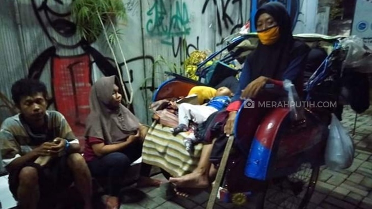  Kisah Satu Keluarga Tinggal di Becak, Tak Mampu Bayar Indekos dan Kena PHK 