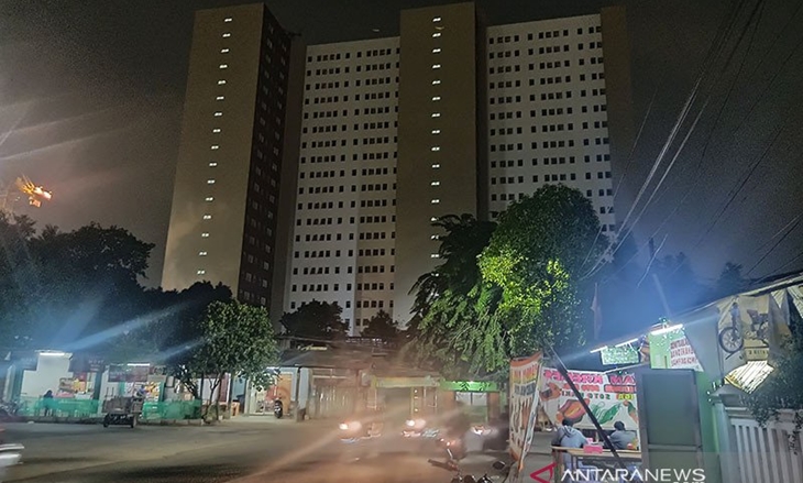 Hunian susun DP0 Rupiah Samawa Klapa Village, Jakarta Timur, di malam hari, Kamis (5/12/2019). ANTARA/Andi Firdaus/aa.