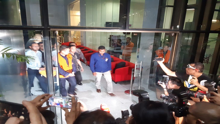 Komisi Pemberantasan Korupsi (KPK) langsung menahan Direktur Keuangan PT Angkasa Pura II, Andra Y Agussalam, Jumat (2/8) dini hari. Foto: MP/Ponco