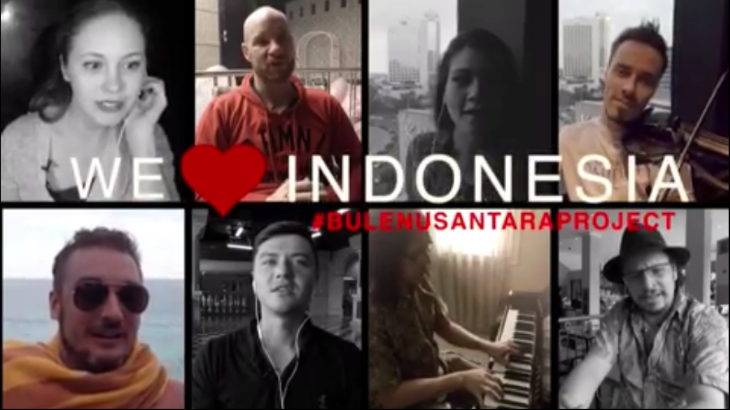 Para Bule Ini Nyanyikan Lagu Patriotik Indonesia