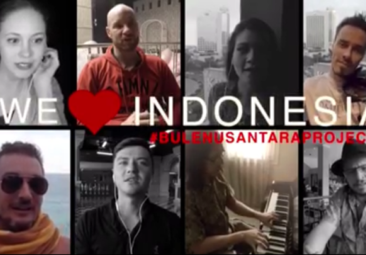 Para Bule Ini Nyanyikan Lagu Patriotik Indonesia