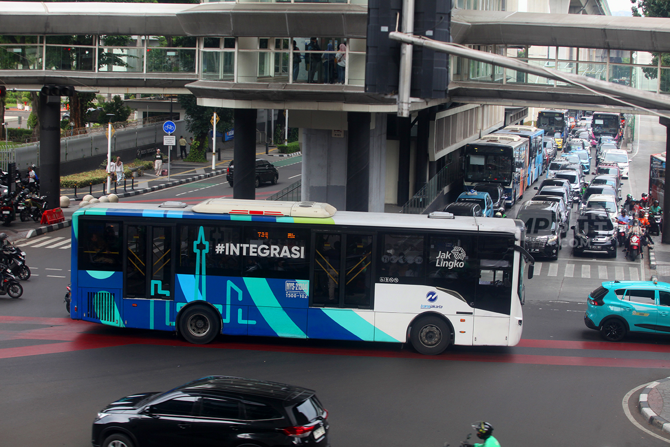 Bus Transjakarta melintas di Kawasan Halte CSW ASEAN, Jakarta Selatan, Rabu (29/10/2025).