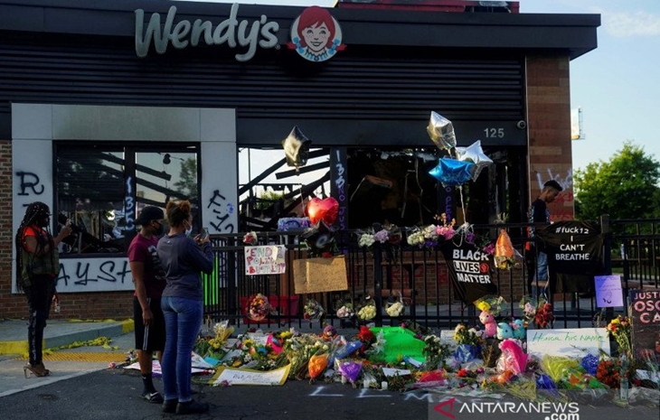 Publik Beri Penghormatan atas Rayshard Brooks, Pria Kulit Hitam yang Lagi-lagi Tewas di Tangan Polisi