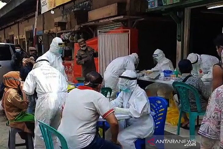 Petugas Puskesmas Duren Sawit, Jakarta Timur, melakukan "rapid test" dan swab terhadap 66 pedagang di Pasar Perumnas Klender, Jumat (29/5/2020). ANTARA/HO-Puskesmas Duren Sawit/am.