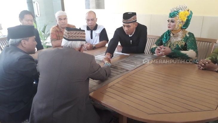 Aditya dan Ratri saat melangsungkan ijab kabul di Polsek Laweyan, Jumat (26/1)