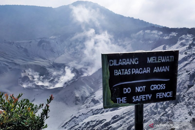 Kawah Ratu Gunung Tangkuban Parahu di Jawa Barat. (ANTARA/Bagus Ahmad Rizaldi)	