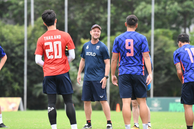 Pelatih Timnas Thailand, Alexandre 'Mano' Polking. (ThailandNTOfficial)