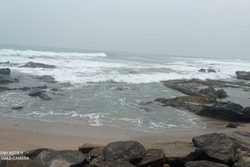 Wisatawan Diimbau Tidak Berenang di Pantai Selatan