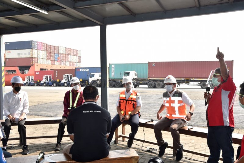 Presiden Jokowi berdialog dengan para sopir di Pelabuhan Tanjung Priok Jakarta, Kamis (10/6). (Muchlis Jr - Biro Pers Sekretariat Presiden)