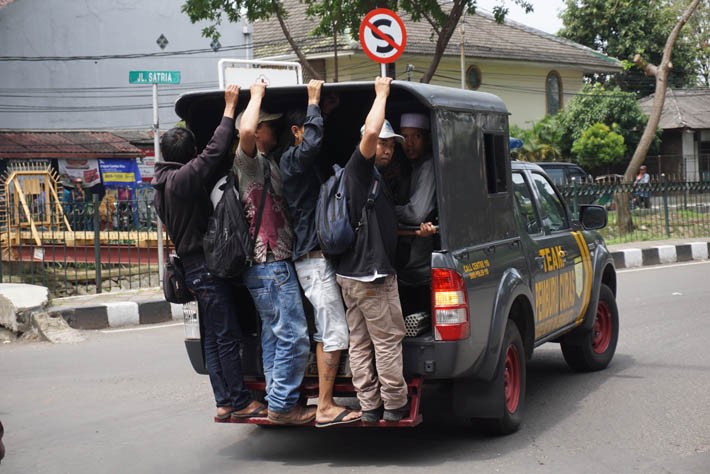 Pengendara Ojek Online Bentrok dengan Sopir Angkot, Ratusan Penumpang 'Keleleran'