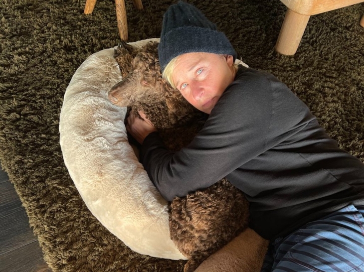 Ellen DeGeneres bersama anjingnya Wally saat isolasi mandiri (Foto: Twitter/@TheEllenShow)