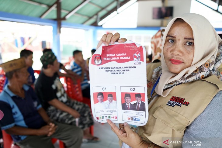 Seorang petugas KPPS menunjukkan surat suara kepada saksi